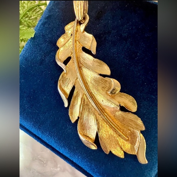 Vintage Large Feather Pendant with Unique Texture 3-D Pendant for Necklace - Picture 3 of 12